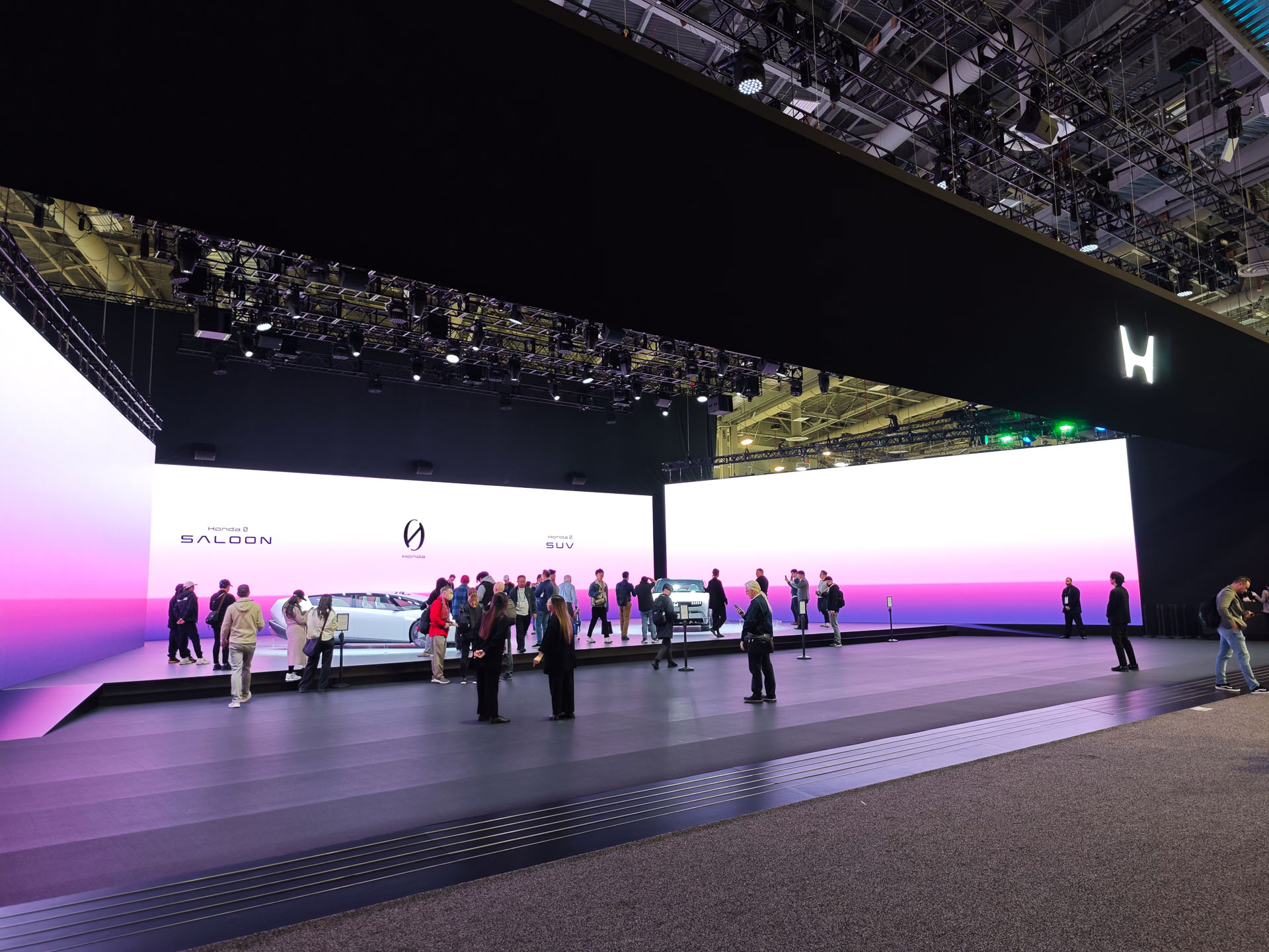 CESでのホンダブース、ゼロシリーズのサルーンとSUVが展示されていた