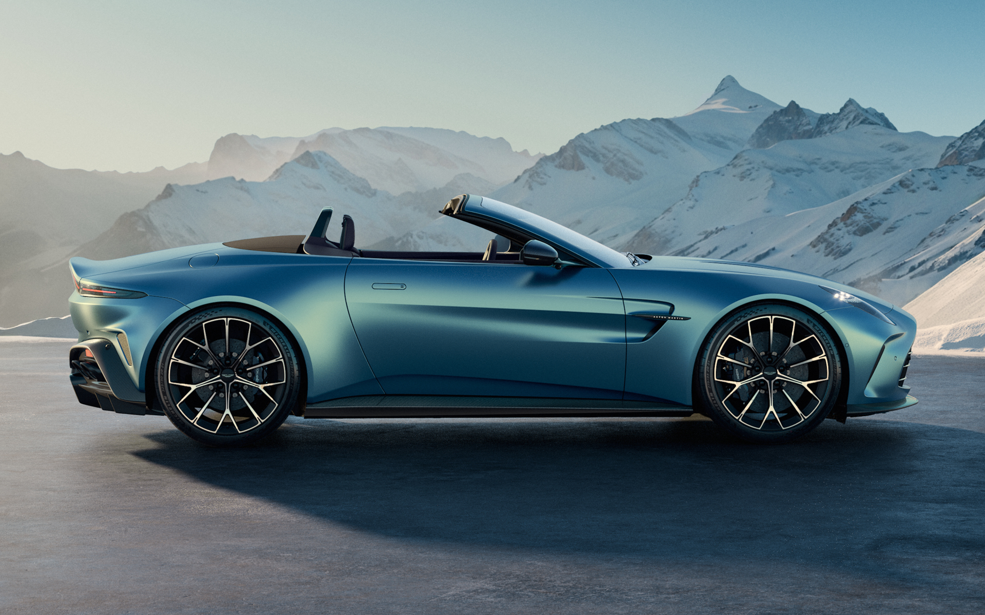 最初からルーフのないモデルとして設計したかのようなプロポーションのうえ、前後重量配分を49：51を実現