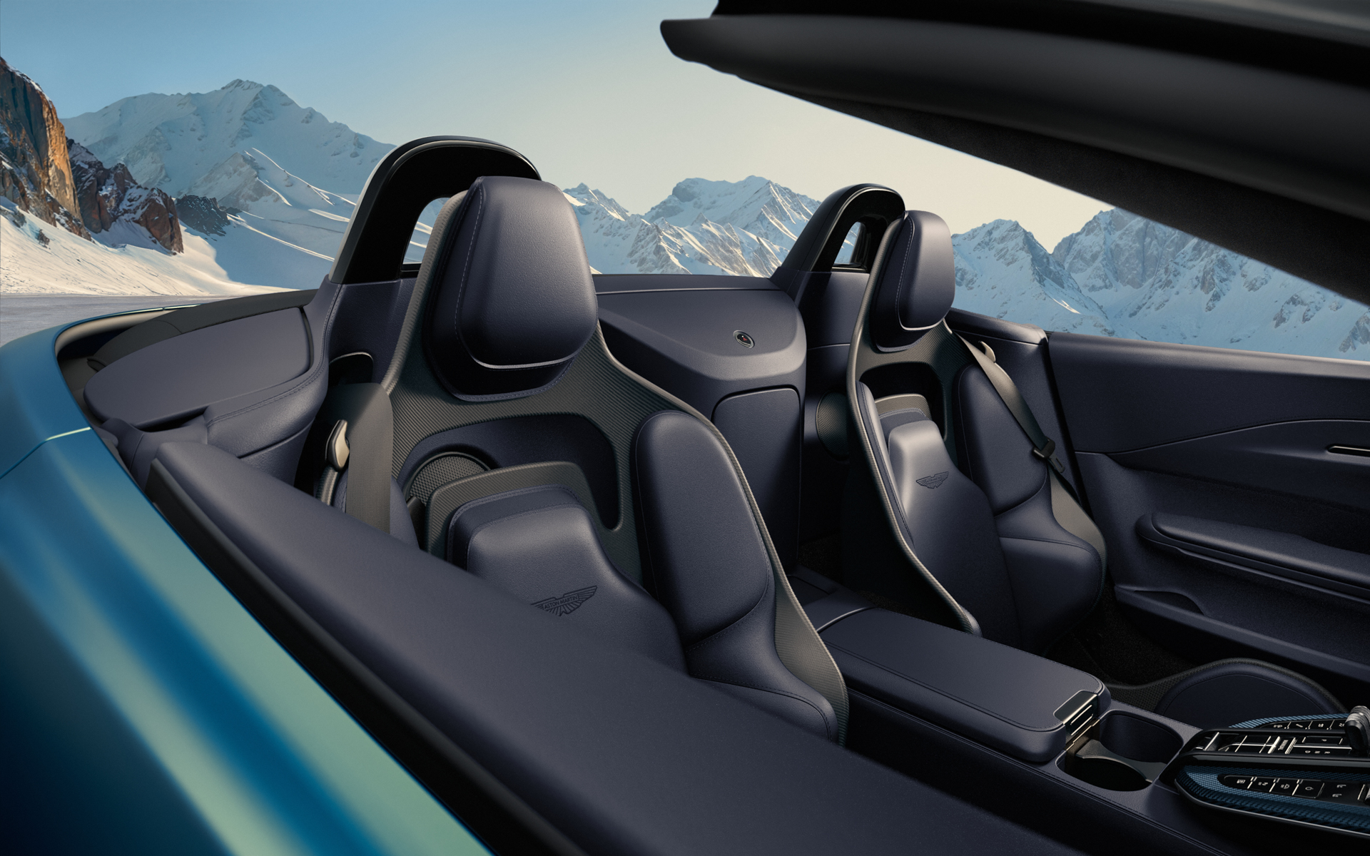 シートはセミバケットタイプ