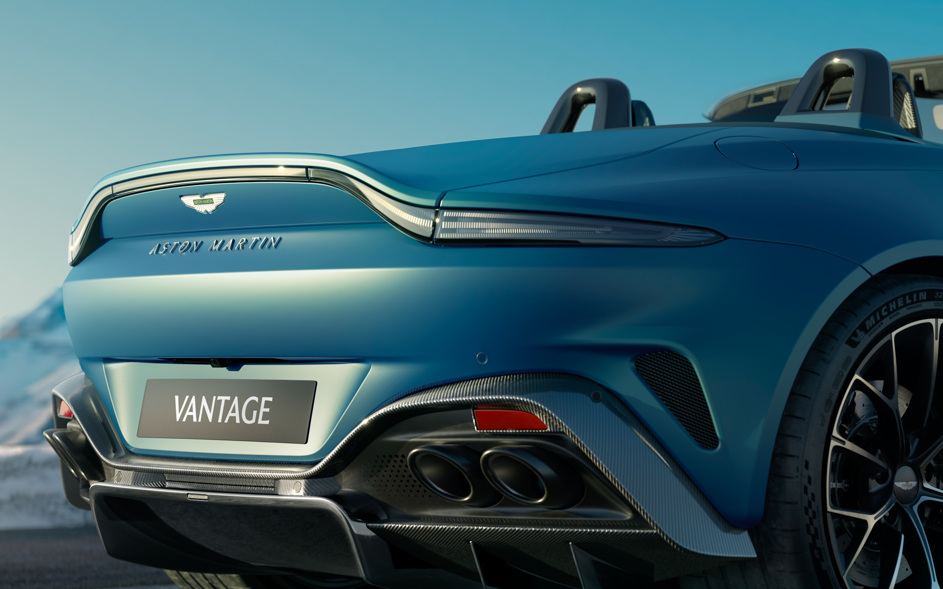 特徴的な跳ね上げ形状のリアスポイラー