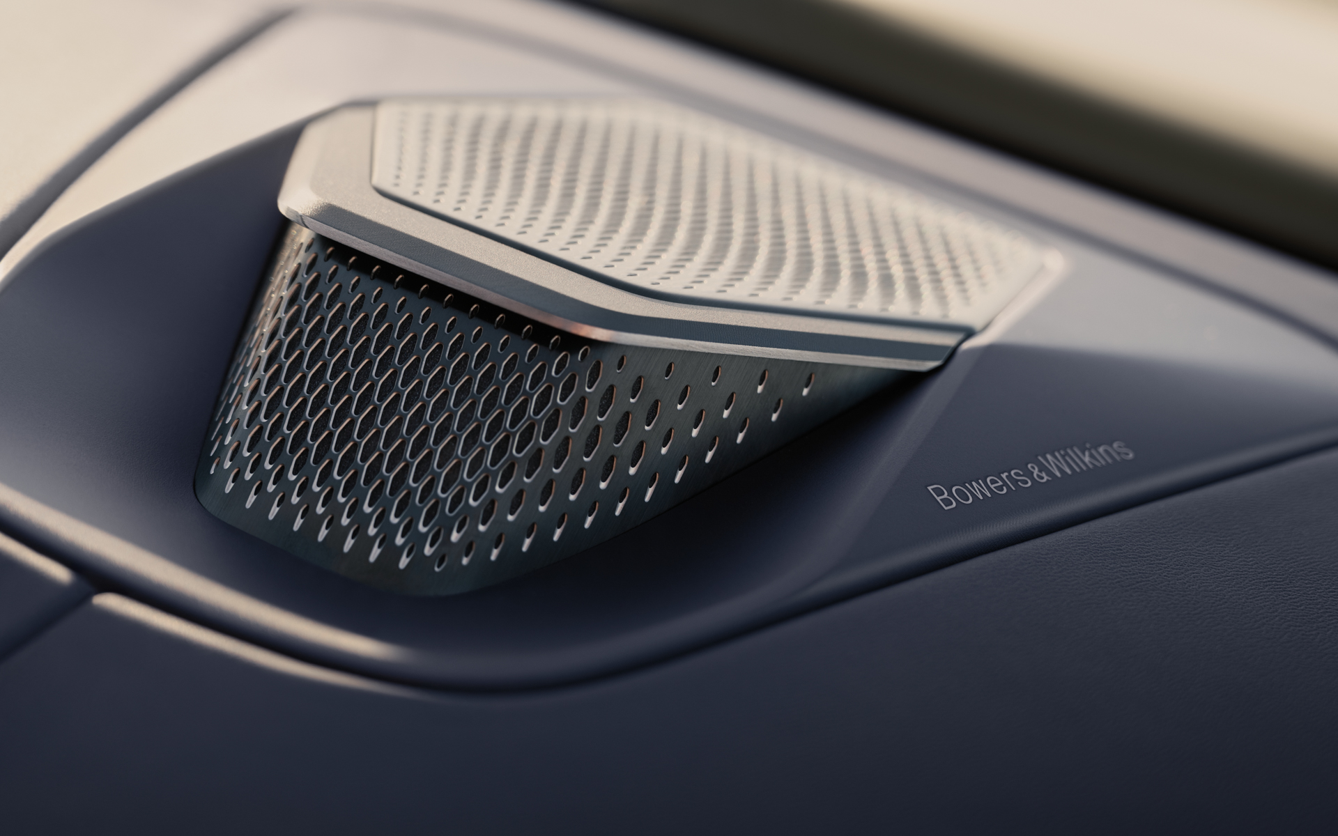 Bowers＆Wilkinsが開発したサラウンド・サウンド・システムを採用