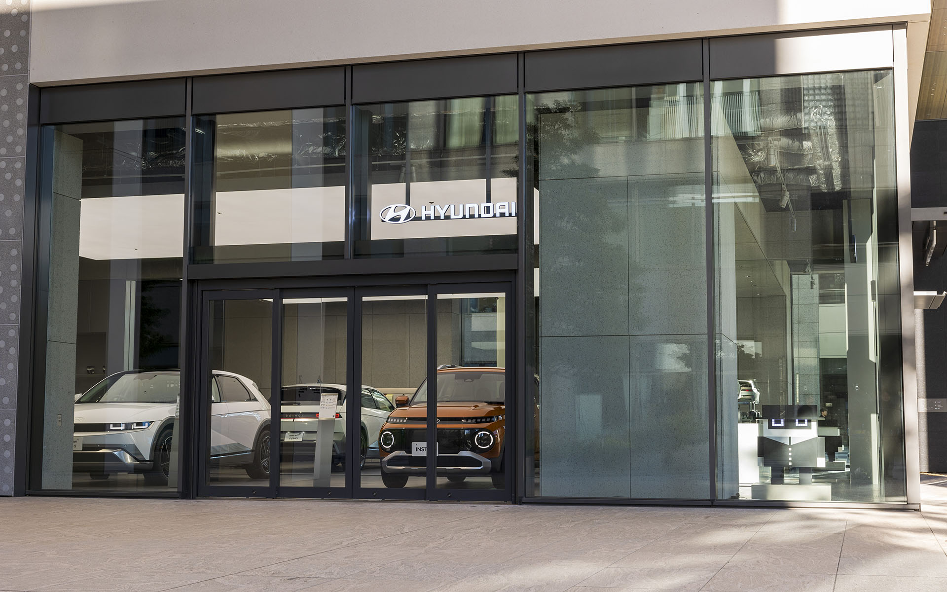 みなとみらいショールーム。新型EVのインスタ―も展示されるという