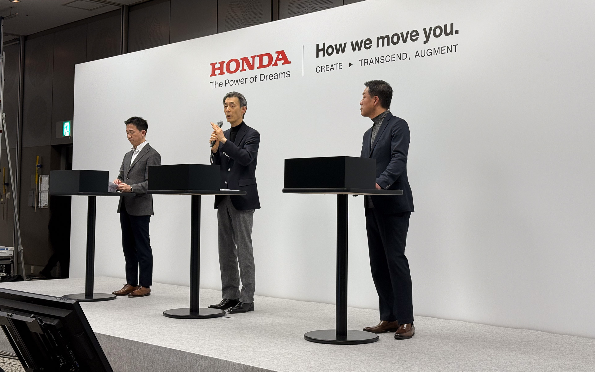 質疑応答については、貝原副社長（中央）、安田人事統括部長（右）、足立人事部長（左）で対応