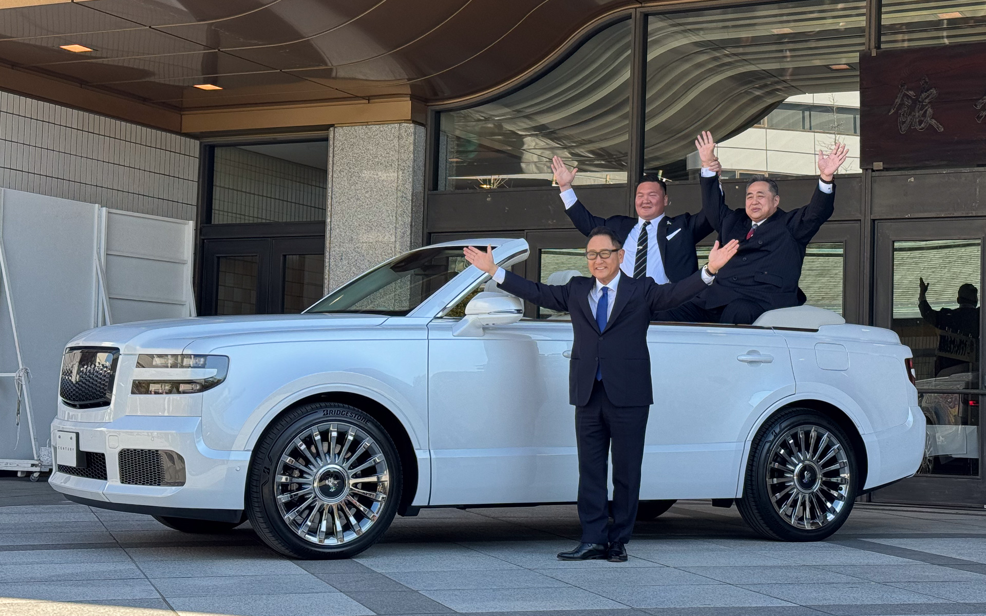 2024年1月に日本大相撲協会のパレードカーとして登場した新型センチュリーのオープンカー