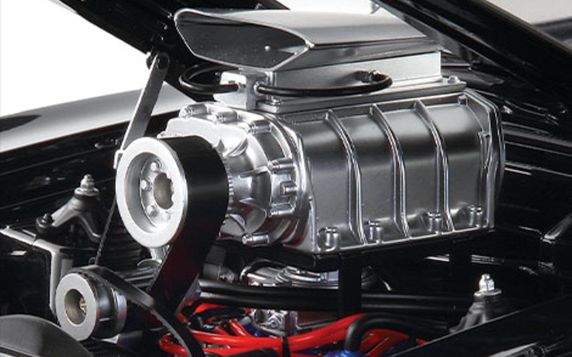 ボンネットから飛び出したスーパーチャージャーは稼働し、サウンドも鳴らせる