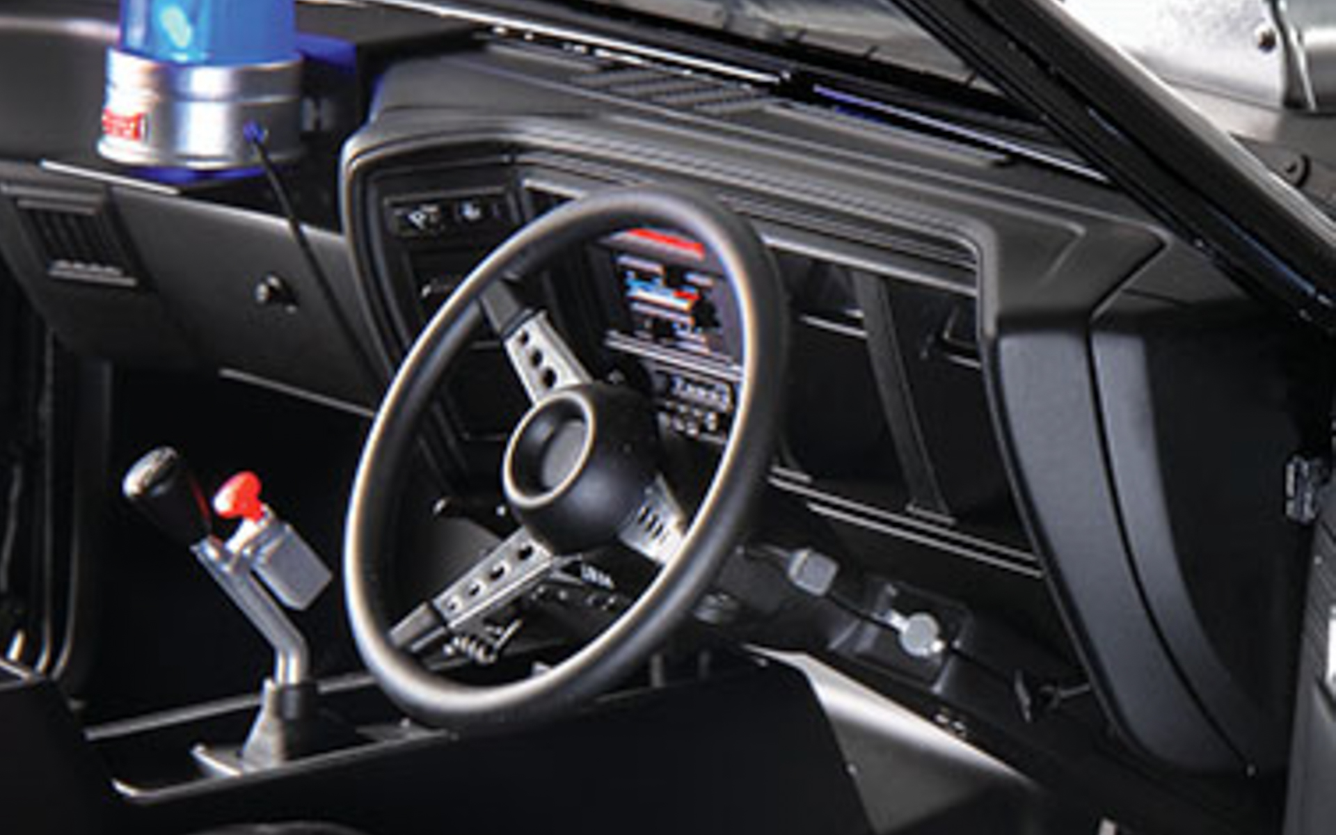 シフトノブ部には劇中で使用するスーパーチャージャーの起動スイッチも装備