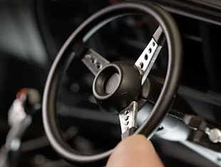 ステアリングは可動式で、連動してタイヤも動く