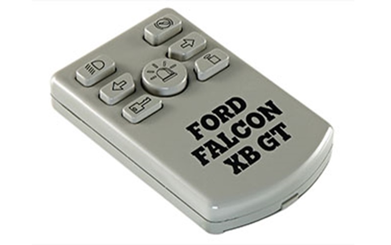 LED照明やエンジンサウンドはリモコンで操作可能