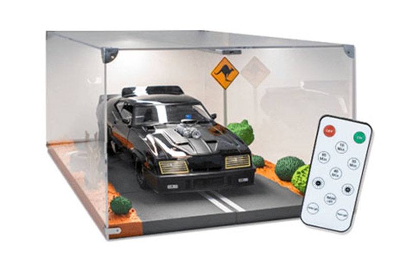 付属の「ジオラマディスプレイベース」と「専用アクリルケース」は、リモコンで操作できるLED照明付き