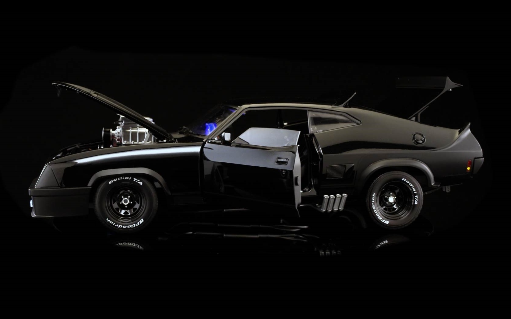 62×25×19cm（全長×全幅×全高）の1/8スケールで再現。各部も稼働する