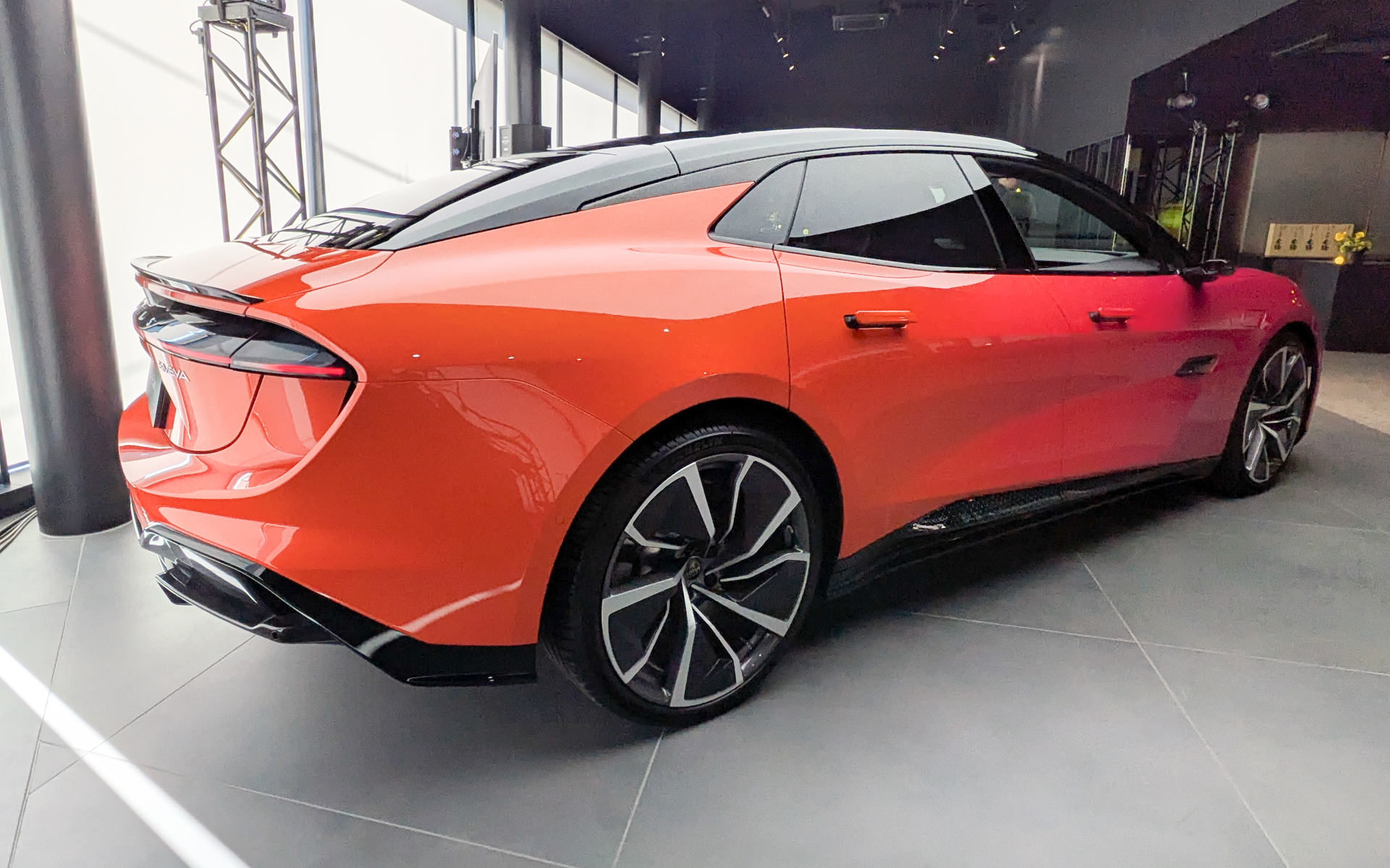 東京オートサロン2025にも展示されていたEMEYA Blossam（エメヤ ブロッサム）も特別に展示