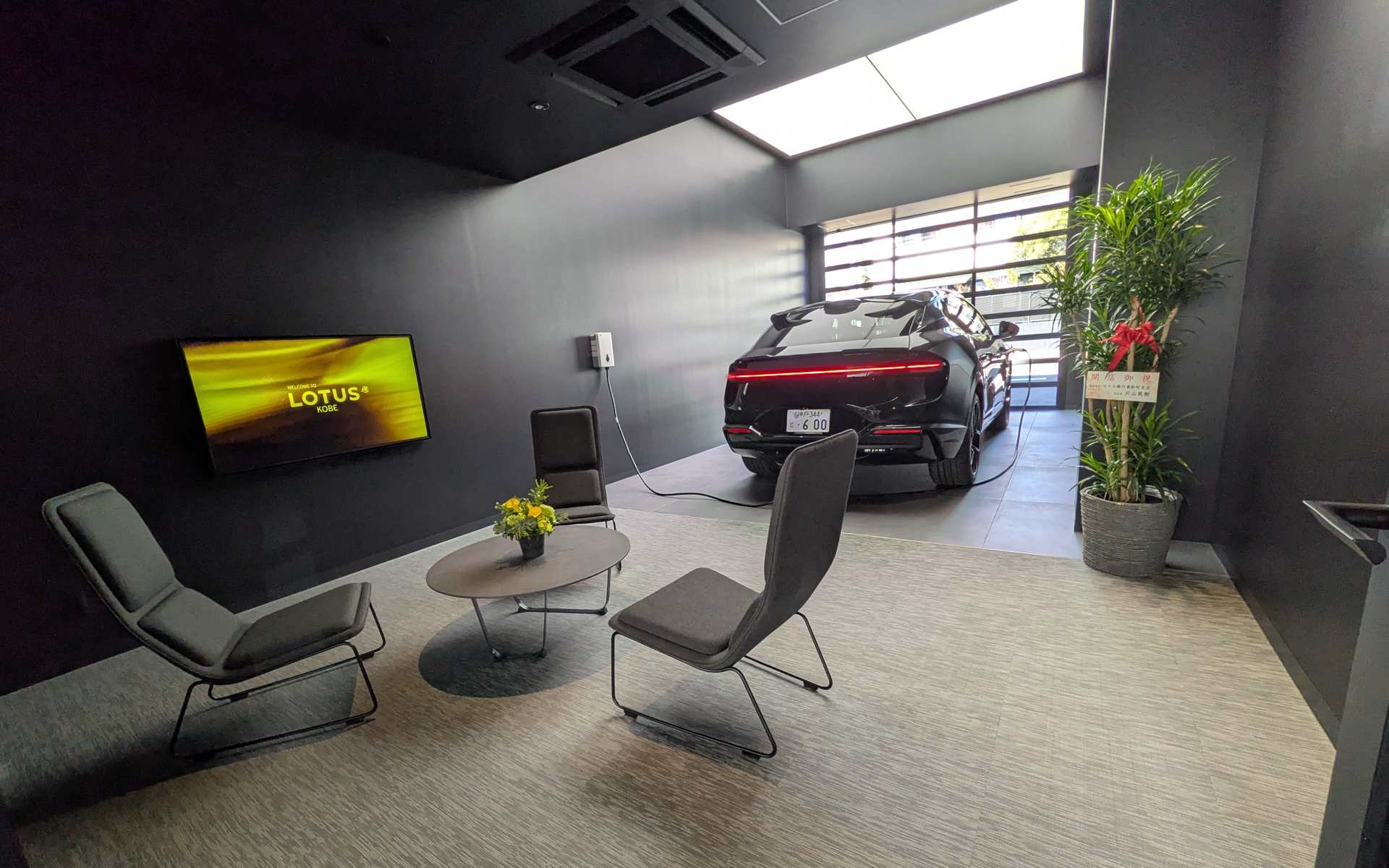 店舗内には展示車や商談ルームをはじめ、充電設備も完備している