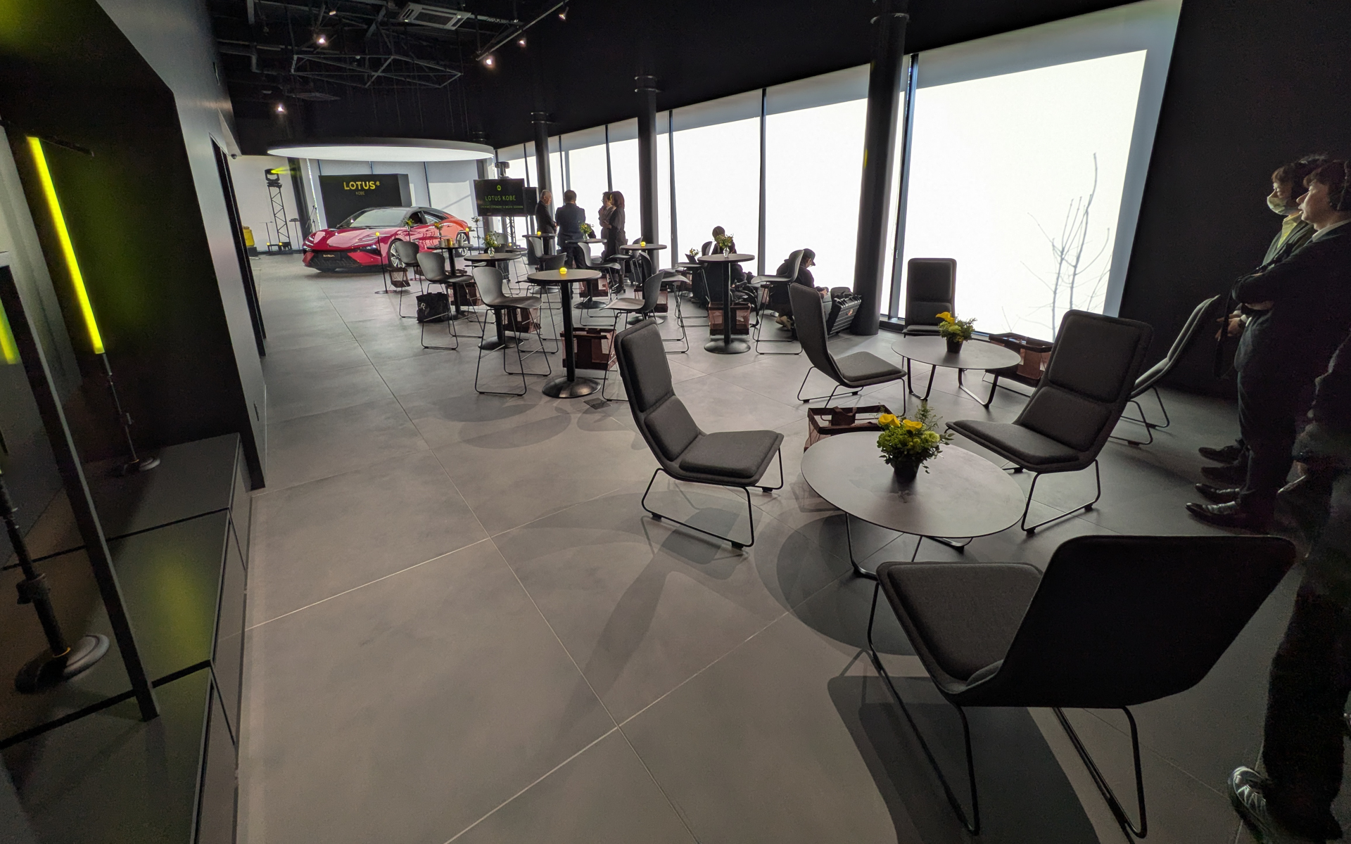 店舗内には展示車や商談ルームをはじめ、充電設備も完備している