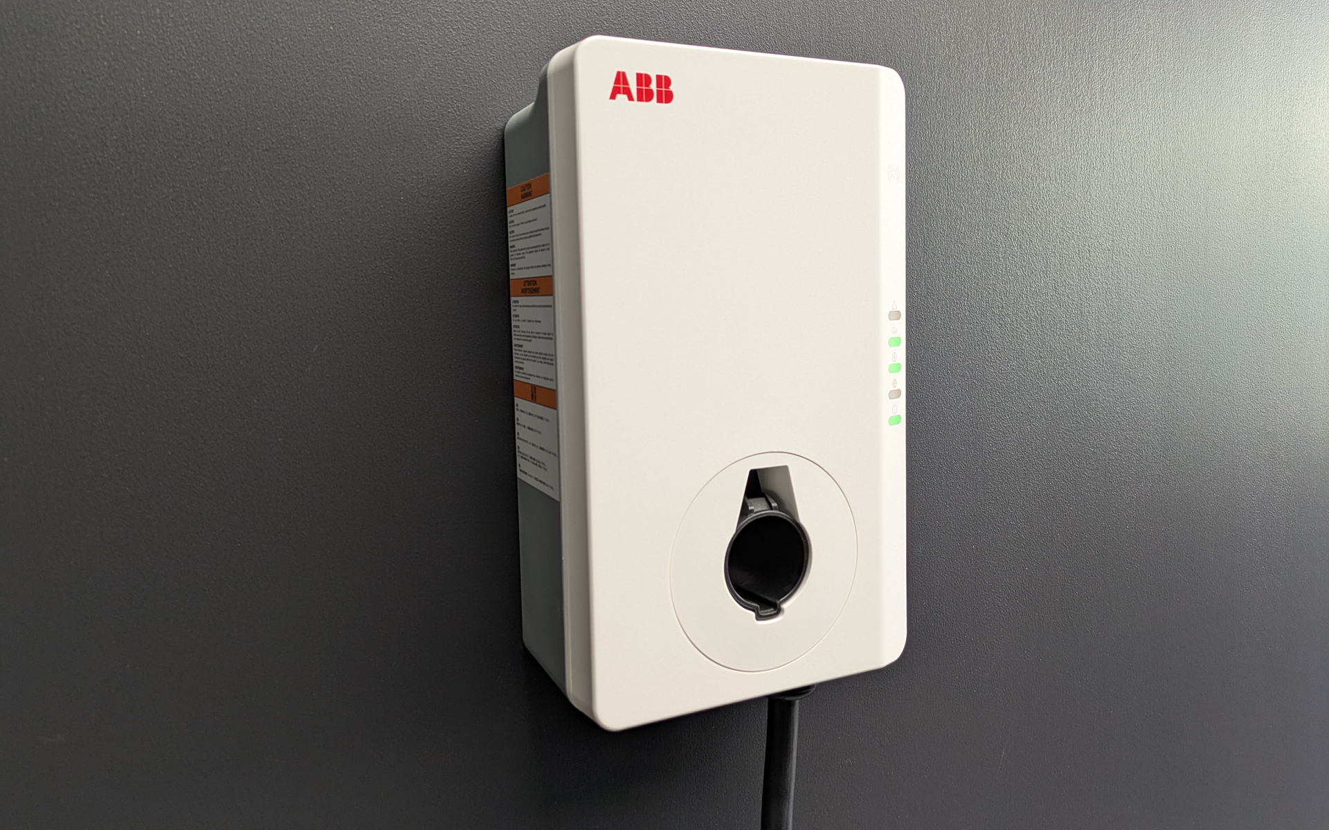 店舗内には展示車や商談ルームをはじめ、充電設備も完備している