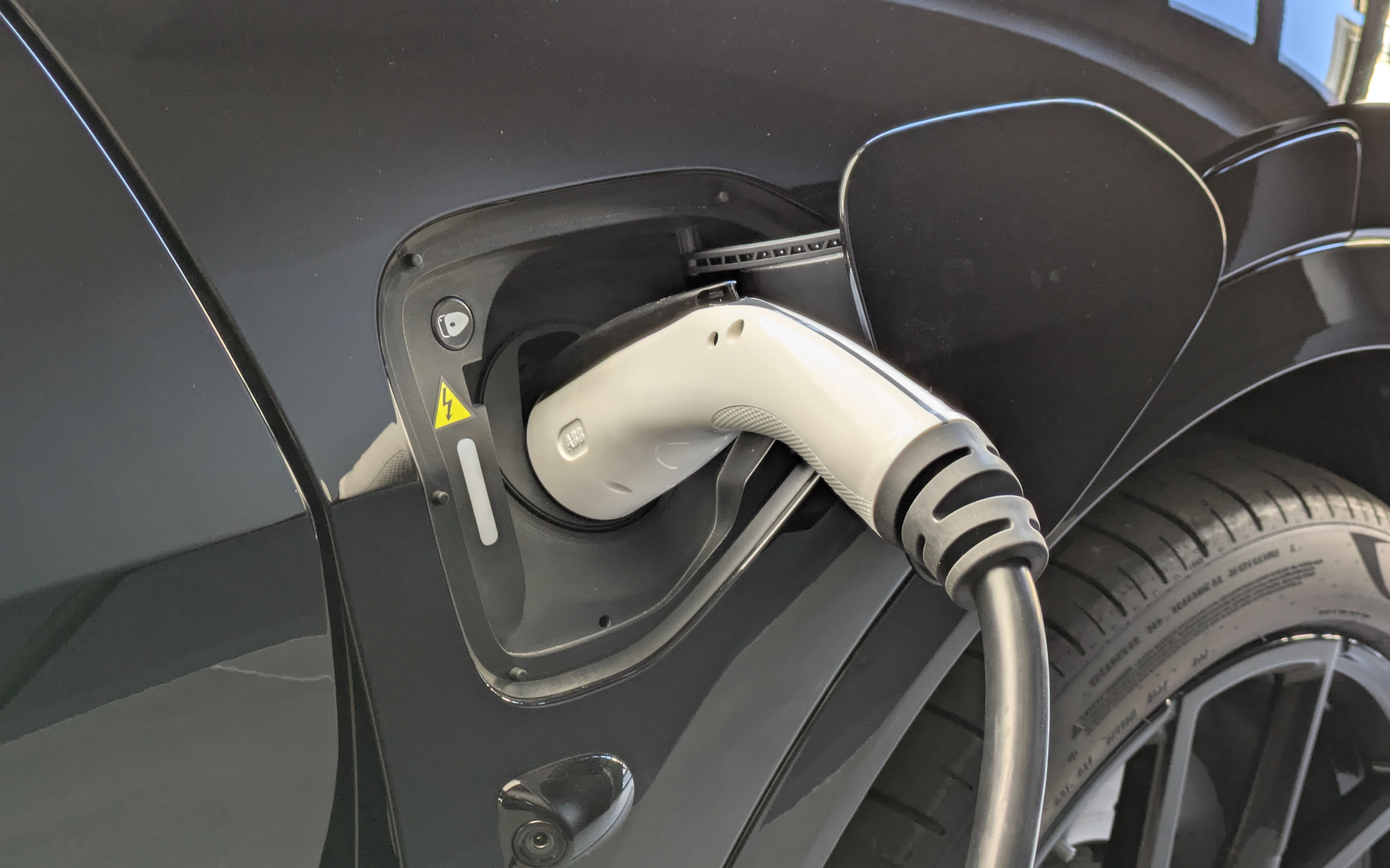 店舗内には展示車や商談ルームをはじめ、充電設備も完備している