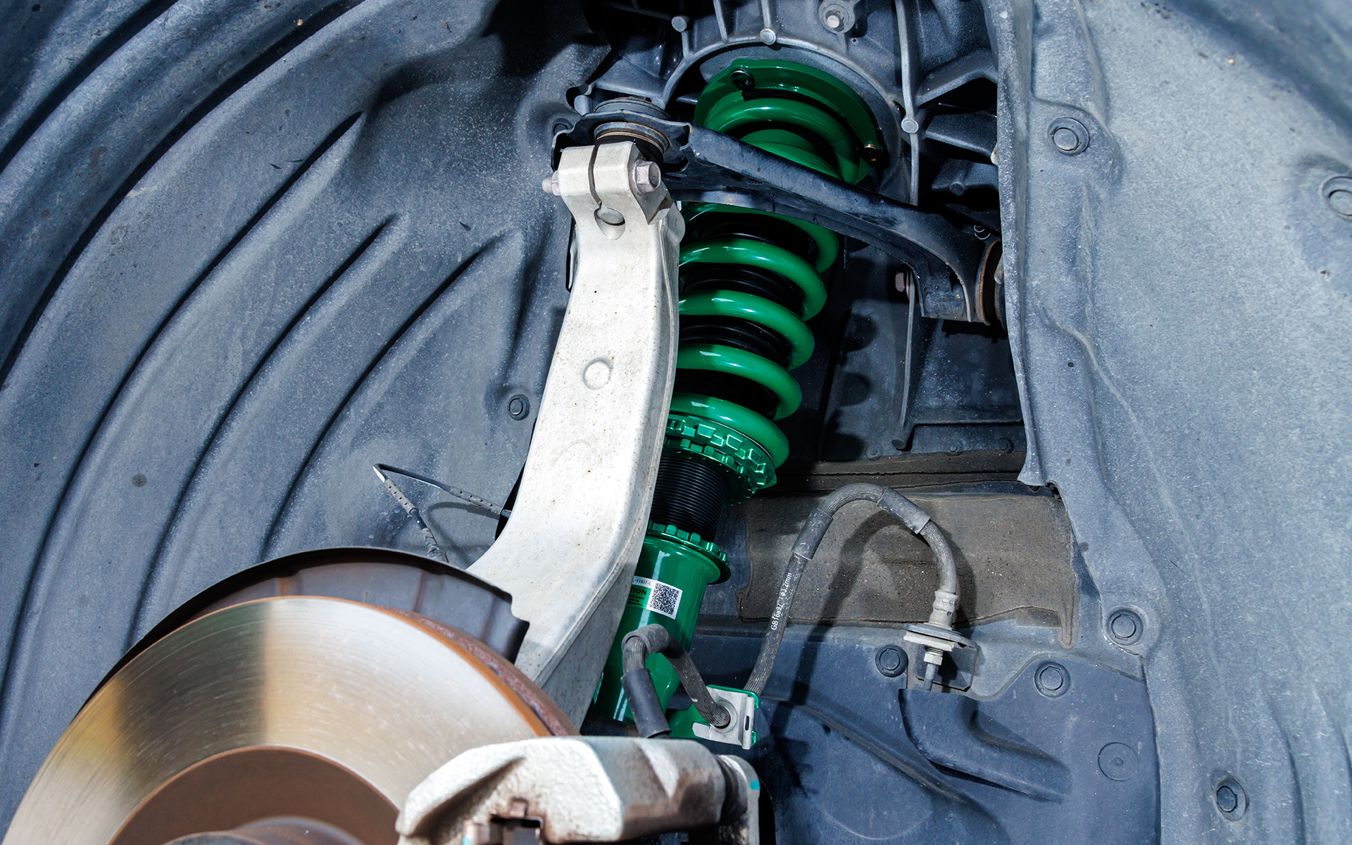 フロントの最大車高調整範囲は102mmダウン～9mmアップ、推奨車高範囲は45mmダウン～25mmダウン