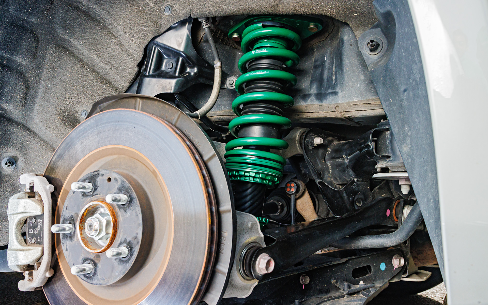 リアの最大車高調整範囲は114mmダウン～29mmアップ、推奨車高範囲は50mm～30mmダウンとなっている