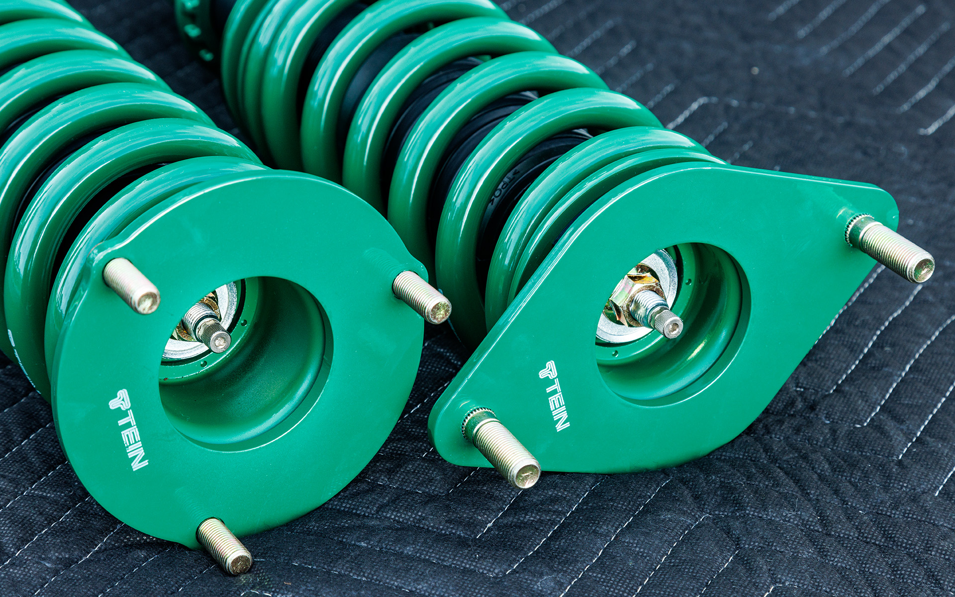 減衰力の変更は上部に備わるダイヤルを回すだけ。装着用の強化ゴムアッパーマウントも付属する