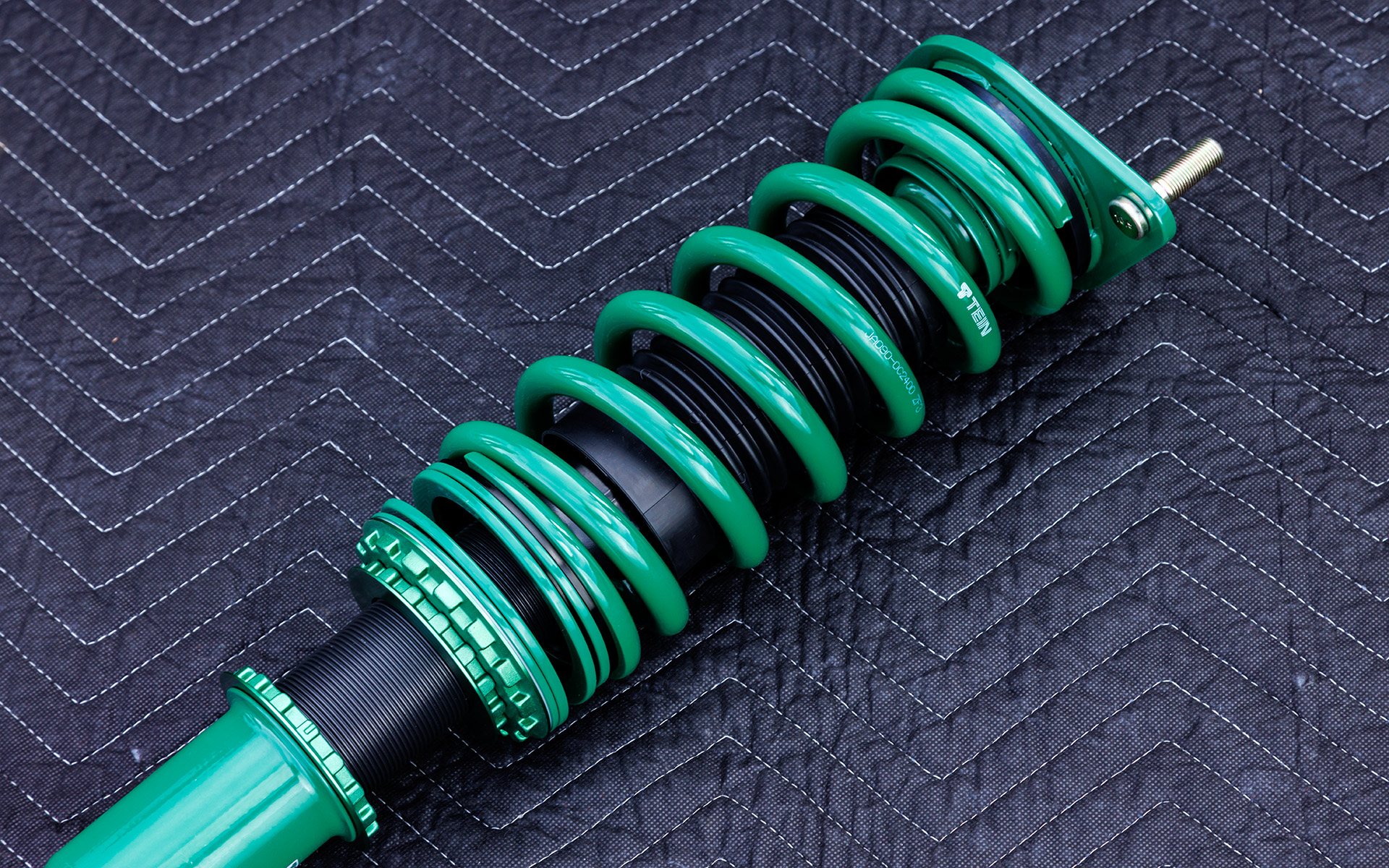 メインスプリングに加えサブのヘルパースプリングも完備。ピストンロッドの傷つきやショックアブソーバ内部への異物侵入を効果的に防止するダストブーツも備え、スムーズな伸縮と高い耐久性を両立している