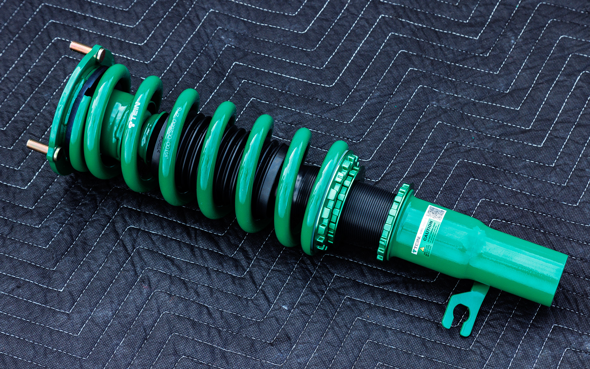 シェルパイプの上部を絞ったのち、オイル、ガスを封入し、かしめて密封する「シールド構造」を採用。この新方式により従来の分解式と比べてはるかに少ない時間での生産が可能となり、低価格化も実現したという