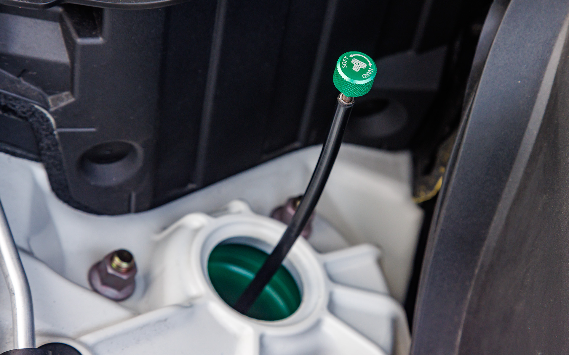 付属の調整ダイヤルを回すことで減衰力を変更できる