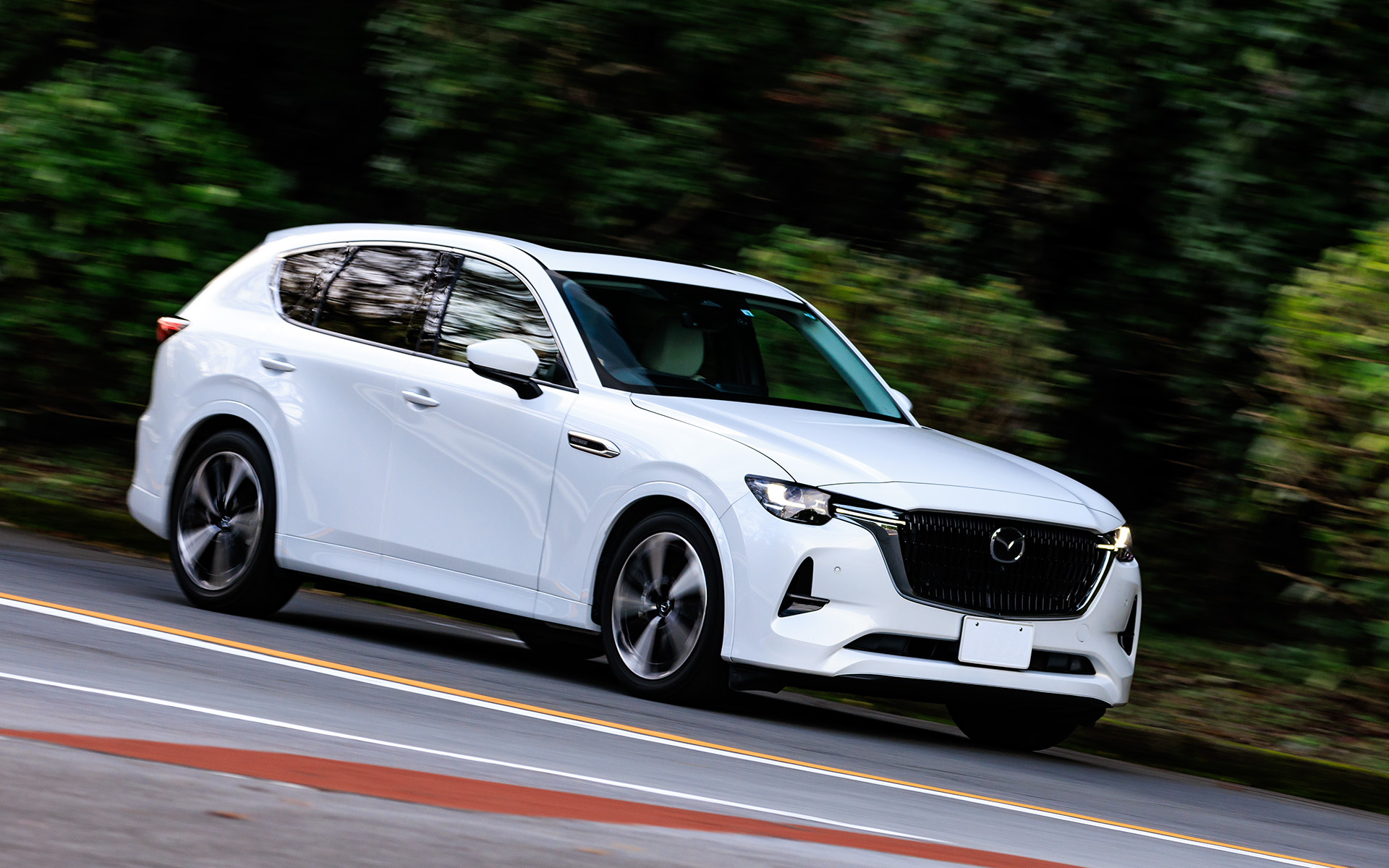 スポーティカーのように無駄な動きを出すことなく、ロールもピッチもうまく収めている感覚