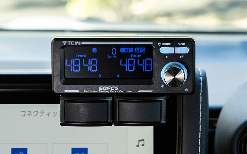 試乗車には装着されていなかったが、別売の「EDFC（Electronic Damping Force Controller）」シリーズにも対応していて、装着すれば室内からボタン操作で自由自在に減衰力の変更が可能となる