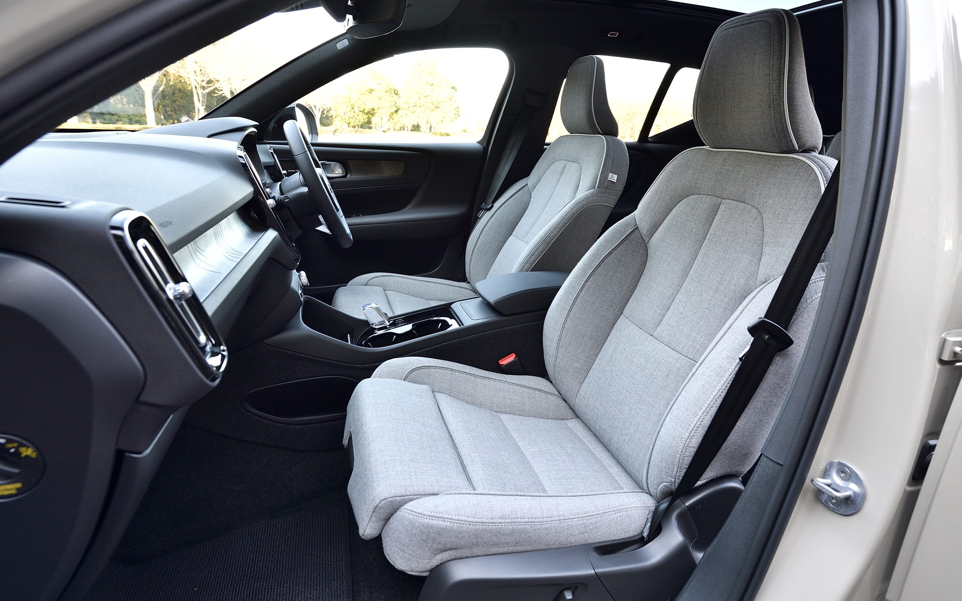 運転席は8ウェイパワーシート（ドアミラー連動メモリー機構付き）、助手席も8ウェイパワーシートを完備。どちらもシートヒーターを内蔵する