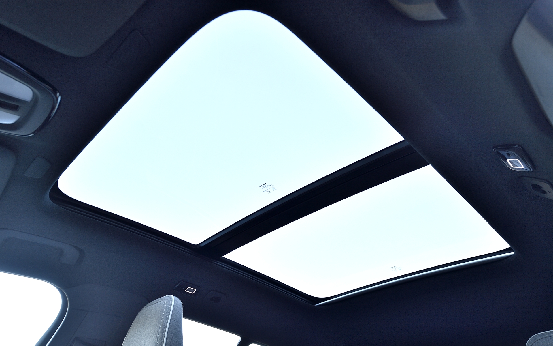 天井には開放感のある「パノラマ・ガラス・ルーフ」を完備