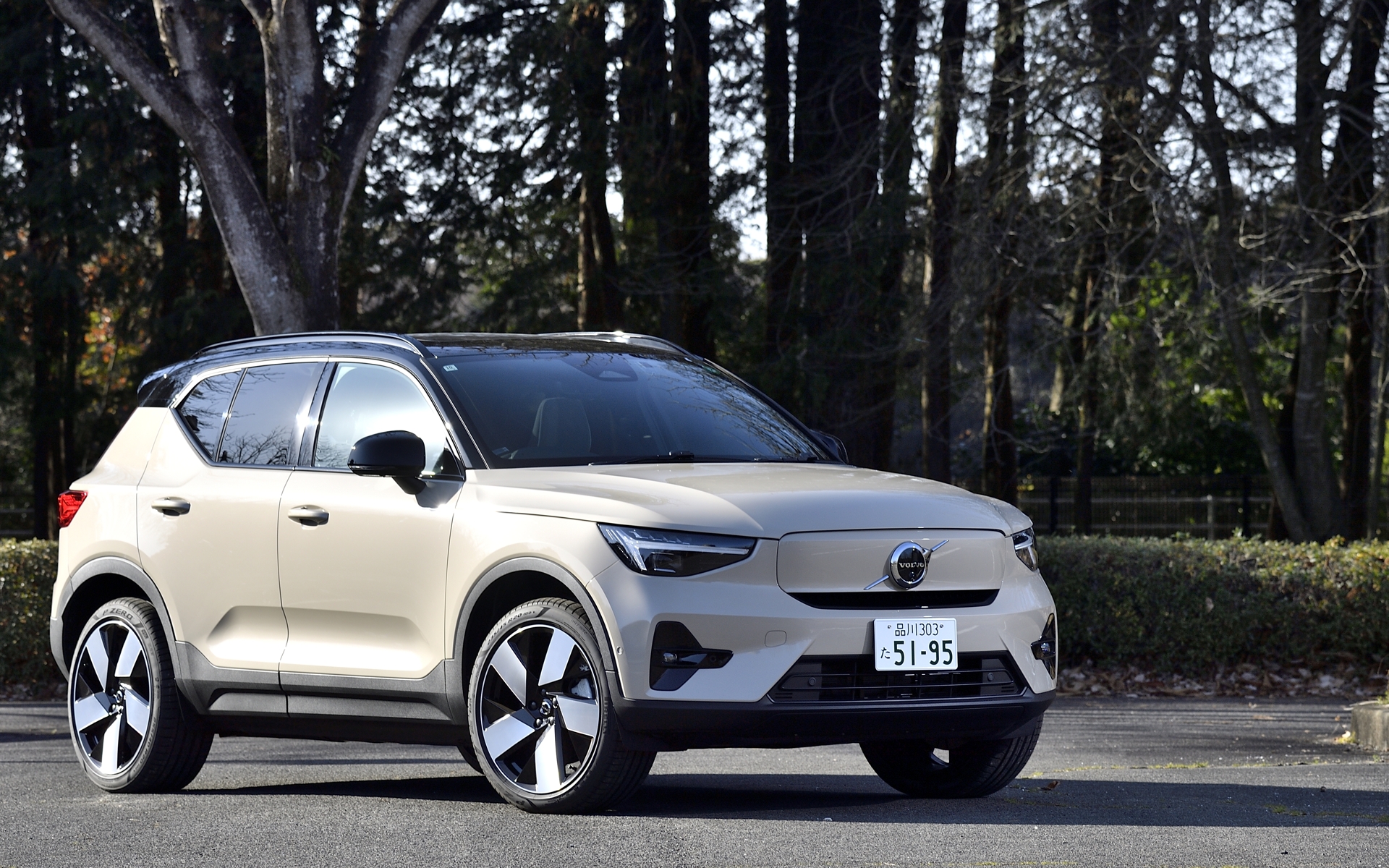 今回試乗した「EX40 Ultra Twin Motor」のボディサイズは、4440×1875×1650mm（全長×全幅×全高）、ホイールベースは2700mm。最小回転半径は5.7m。試乗車のボディカラーはサンドデューンメタリック