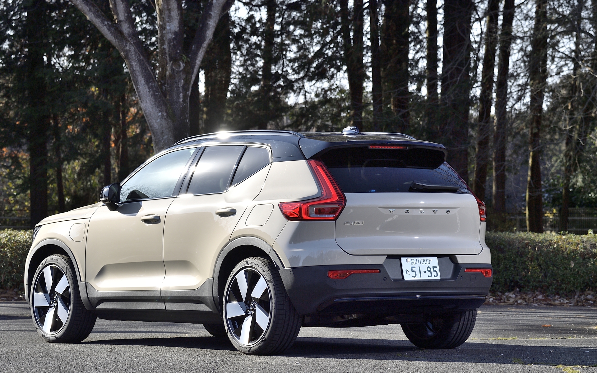 ちなみに日本の車庫や駐車場事情に合わせて作られたひとまわり小さい「EX30」のボディサイズは、4235×1835×1550mm（全長×全幅×全高）、ホイールベースは2650mmで、最小回転半径は5.4mとなる