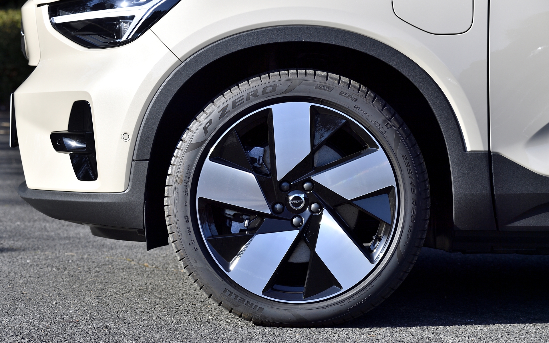 EX40のタイヤサイズは、試乗したUltra Twin MotorとUltra Single Motorがフロント235/45R20、リア255/40R20、エントリーモデルのPlus Single Motorはフロントが235/50R19、リアは235/45R20