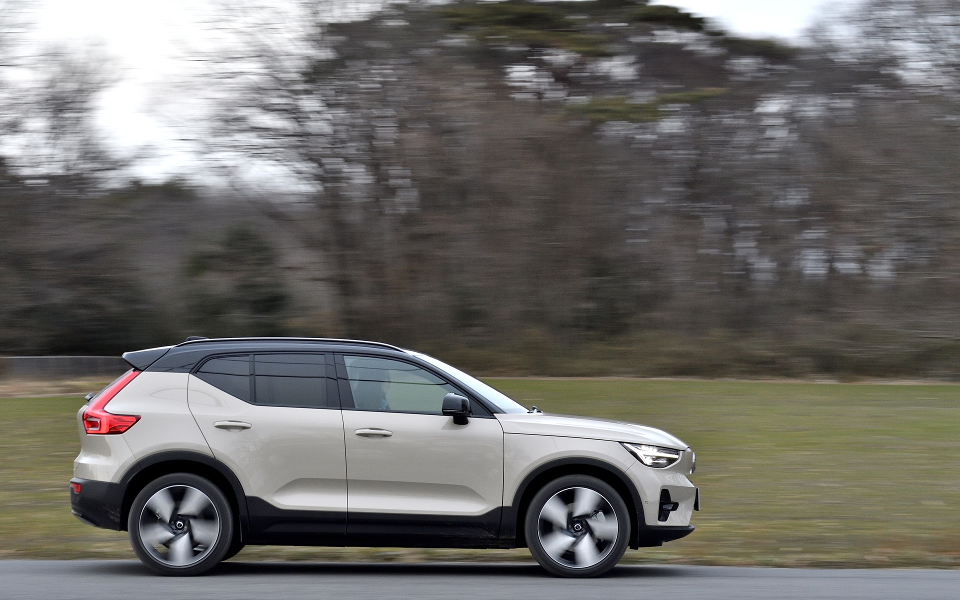 ツインモーターはパワフルな走りが魅力だ