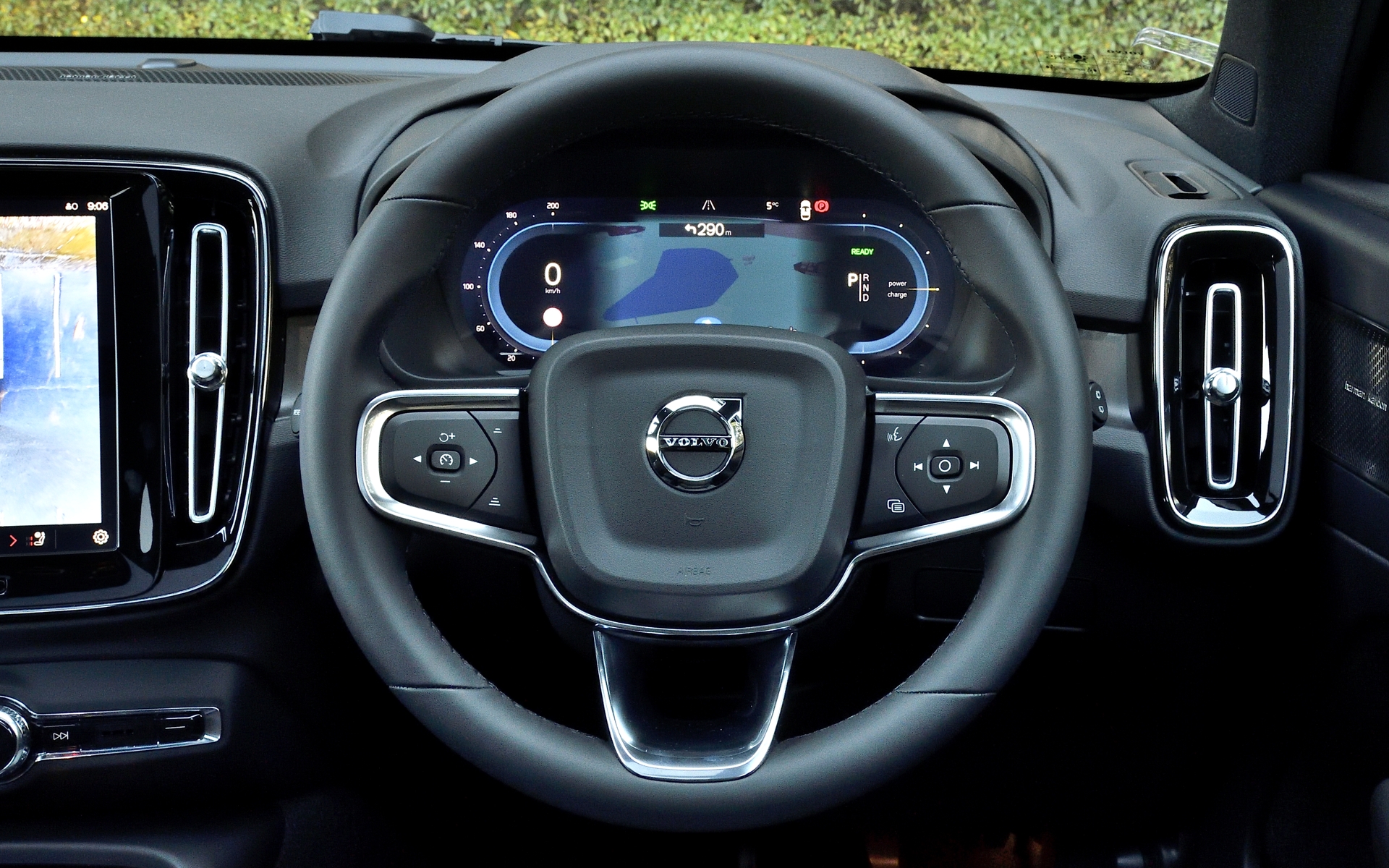 ステアリングは左側にACC（オートクルーズ）機能、右側にメーターの表示変更など、使いやすく配置されている