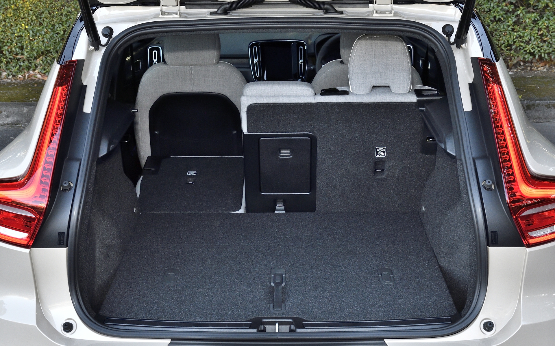 後席シートバックは60：40分割可倒式。中央部には長い荷物を積むための開口部も用意している