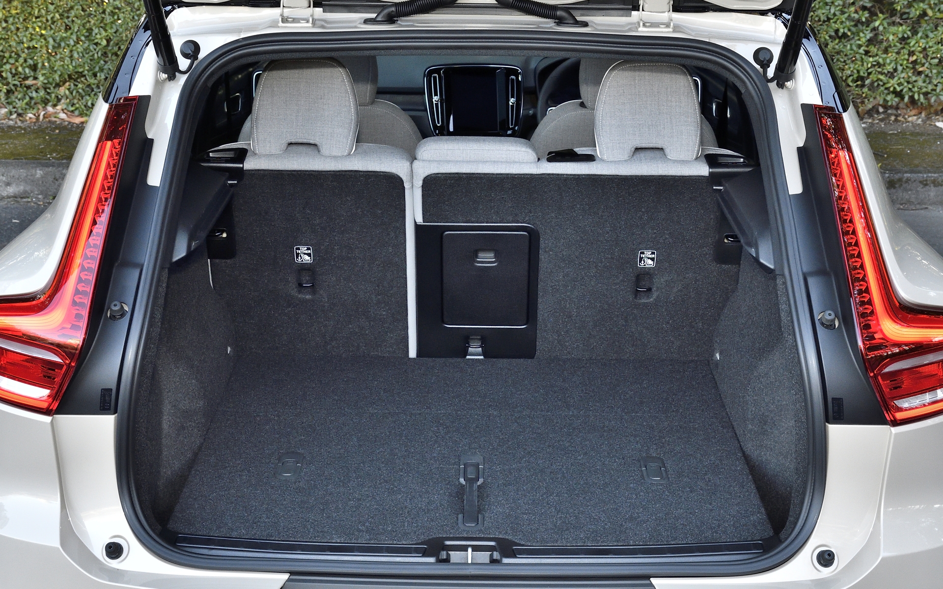 後席シートバックは60：40分割可倒式。中央部には長い荷物を積むための開口部も用意している