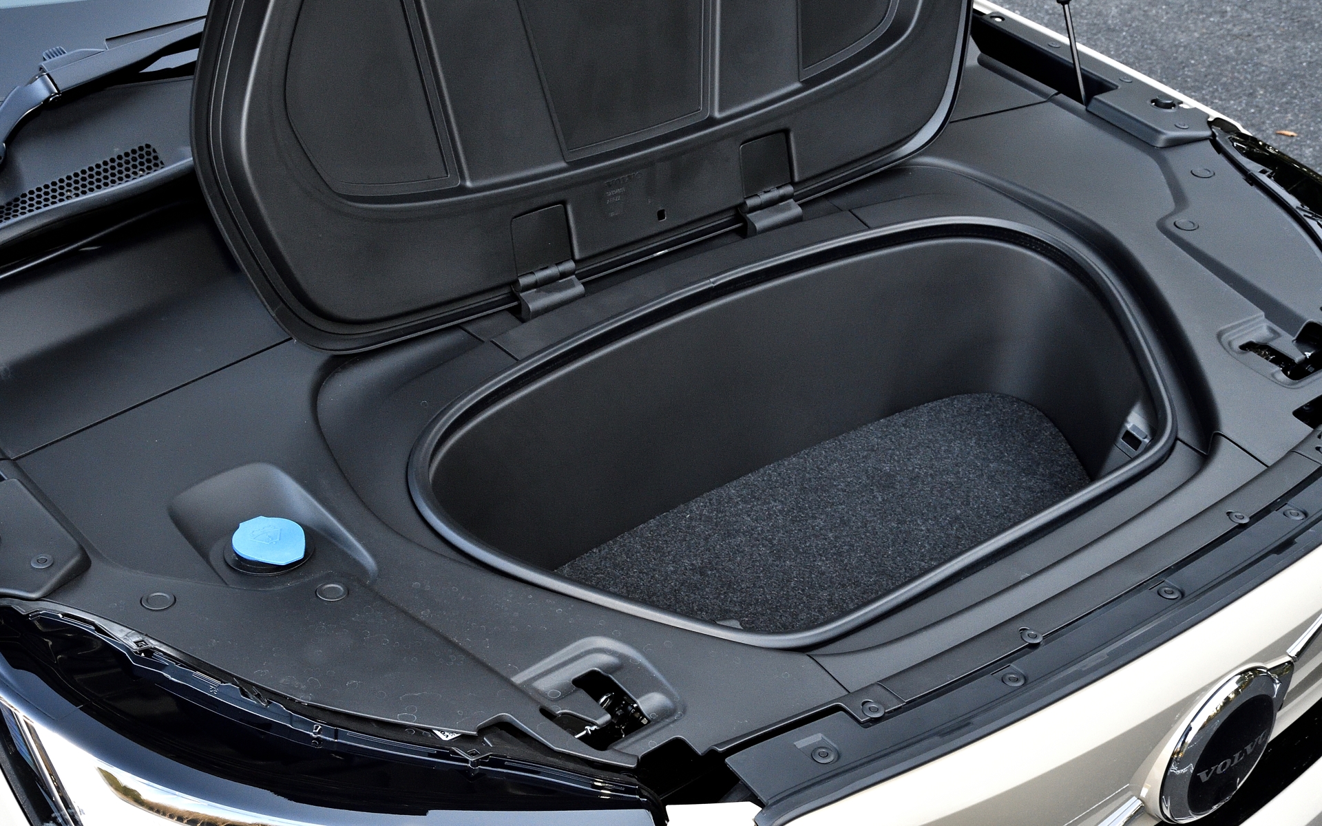 フロントにも31Lのカーゴスペースを用意。車両のけん引フックや緊急パンクリペアキットも保管されている