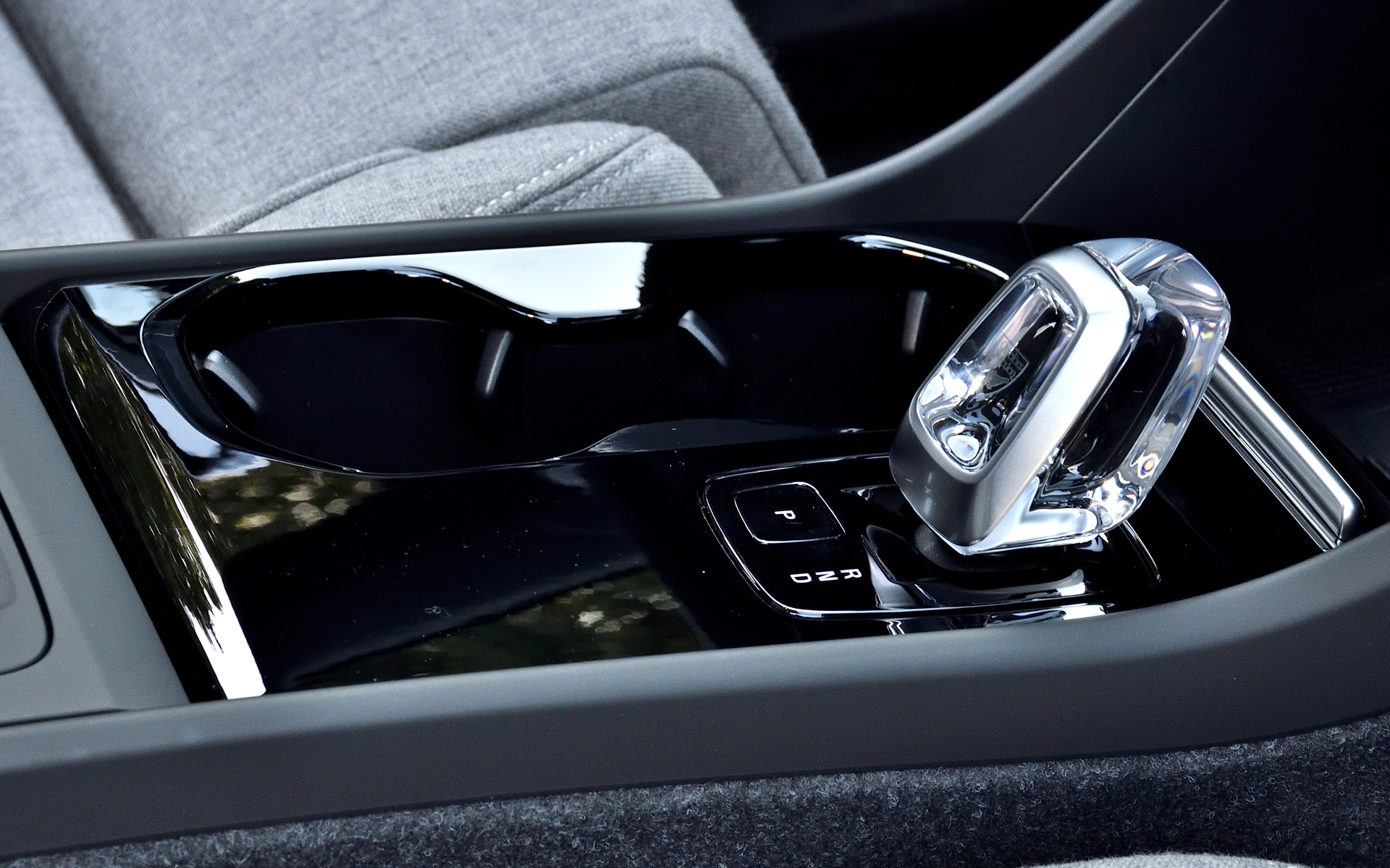 オプションのシート素材「テイラード・ウール・ブレンド」を選択すると、オレフォス製のクリスタル・シフトノブとなる