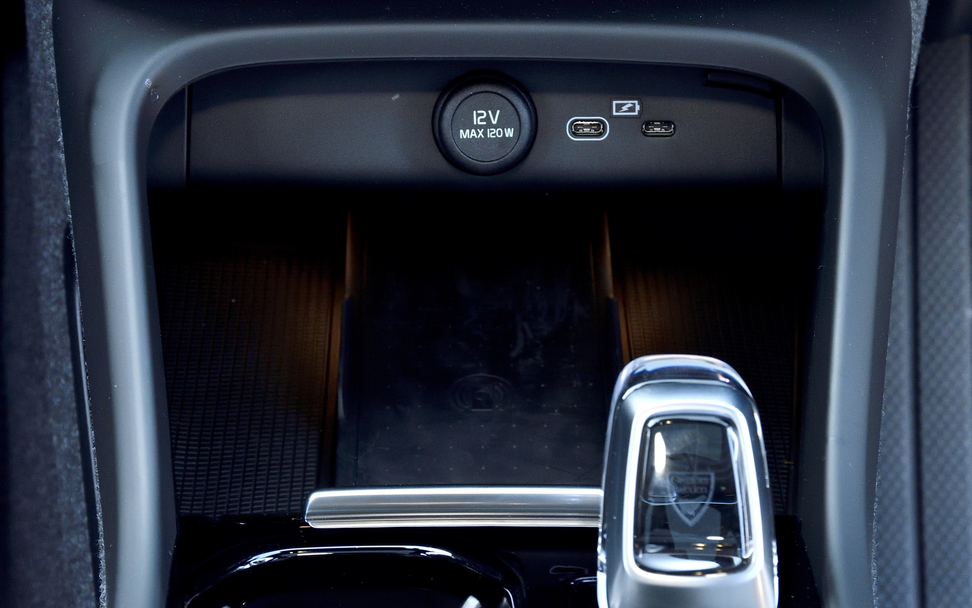 センターコンソールには12V電源のほか、Type-Cのポートを2つ完備し、1つは車両と接続が可能