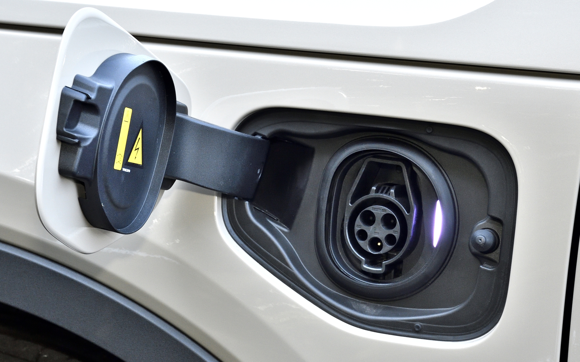 受電口はボディ左側にあり、フロント側が普通充電:AC200V（Type1）で、リア側が急速充電のCHAdeMOに対応