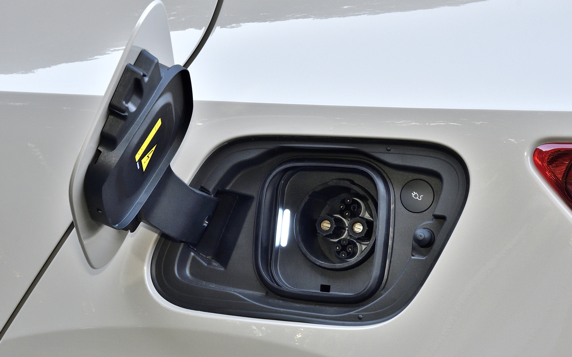 受電口はボディ左側にあり、フロント側が普通充電:AC200V（Type1）で、リア側が急速充電のCHAdeMOに対応