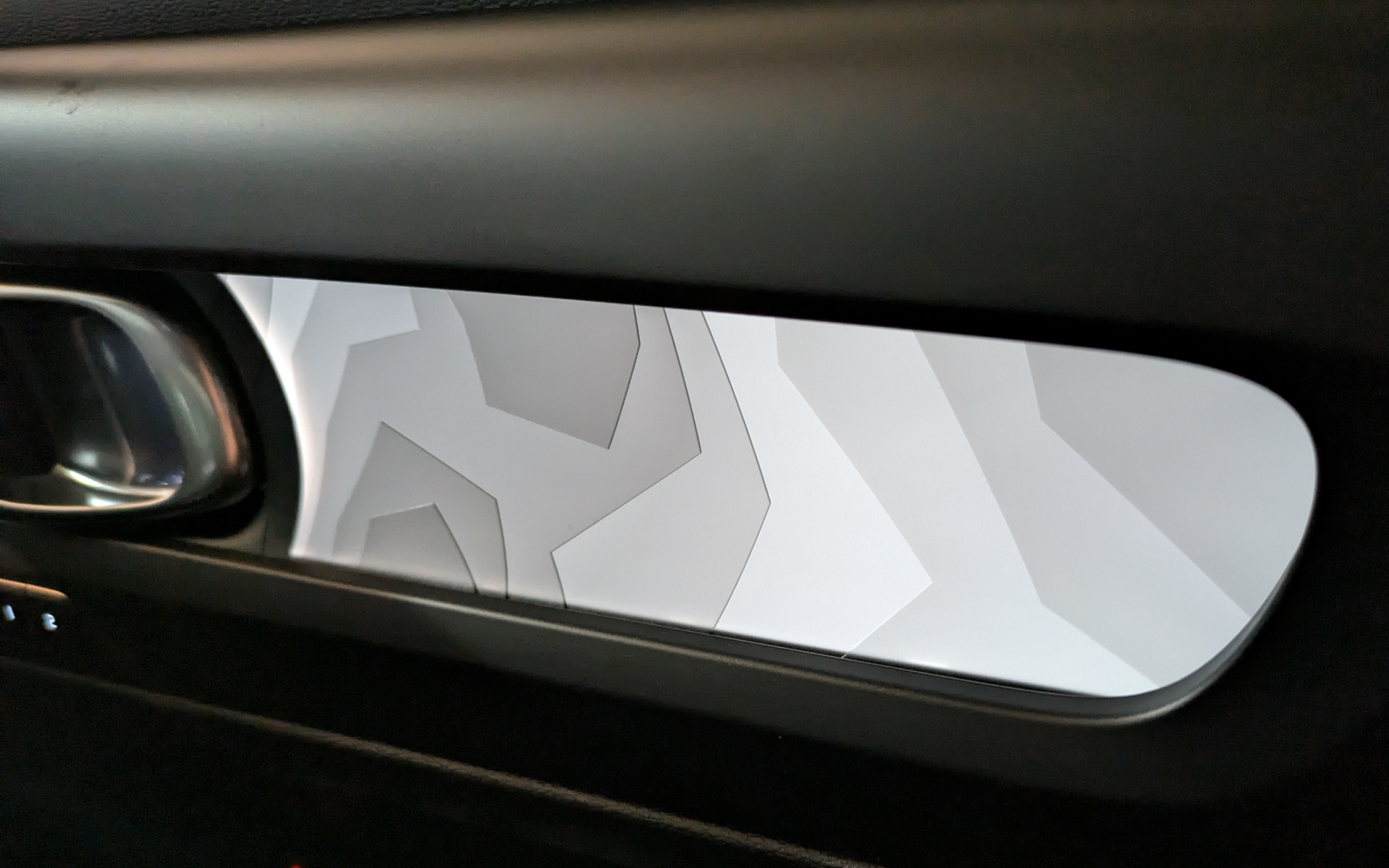 インパネの一部は暗くなるとスカンジナビア半島の標高線を模したデザインが浮かび上がる凝った作り