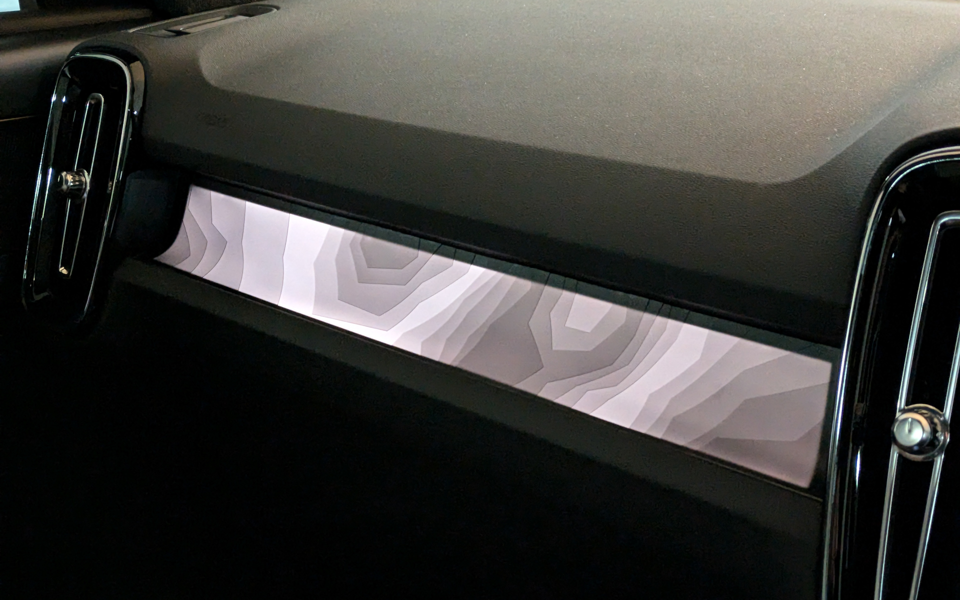 インパネの一部は暗くなるとスカンジナビア半島の標高線を模したデザインが浮かび上がる凝った作り