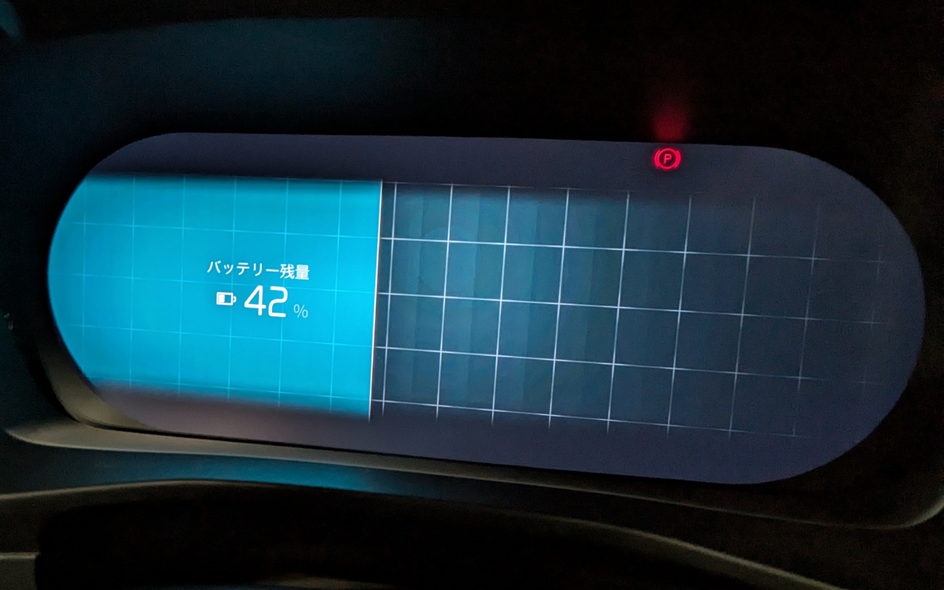 運転席に乗り込むとメーターにバッテリ残量が大きく表示される
