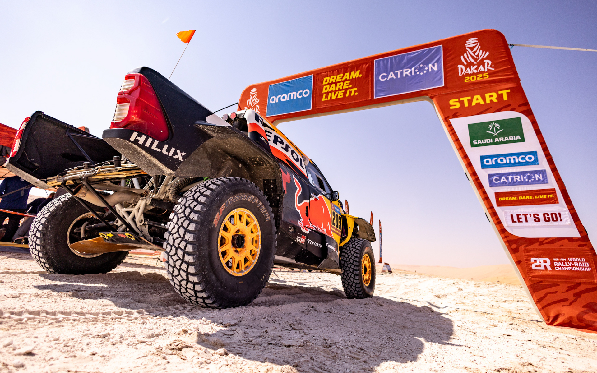 TGRはGRダカールハイラックスEVOの6台体制で挑んだ