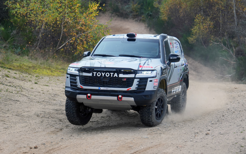 GRダカールハイラックスEVO」ダカールラリー2025で1-2フィニッシュ