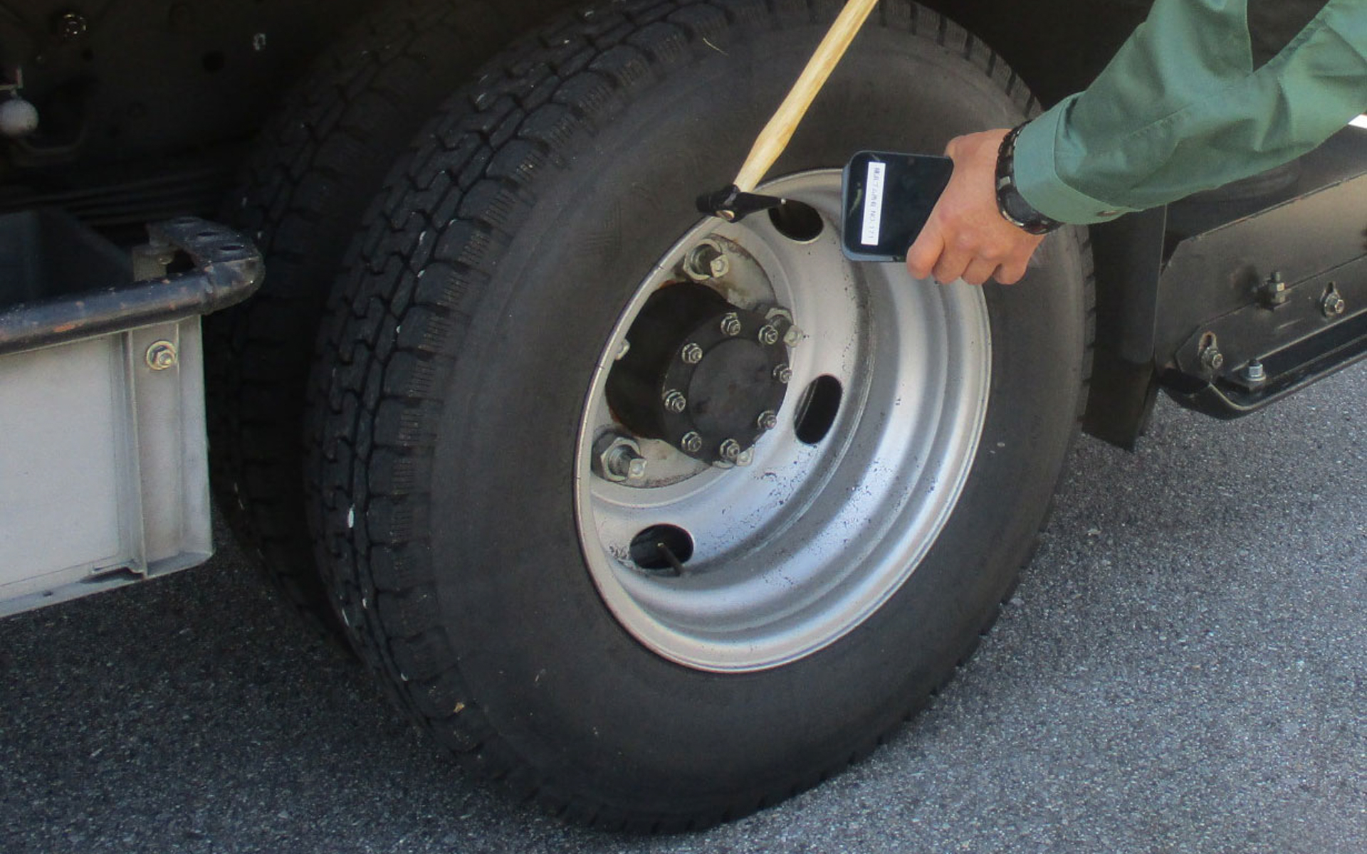 専用アプリを使った空気圧点検の様子