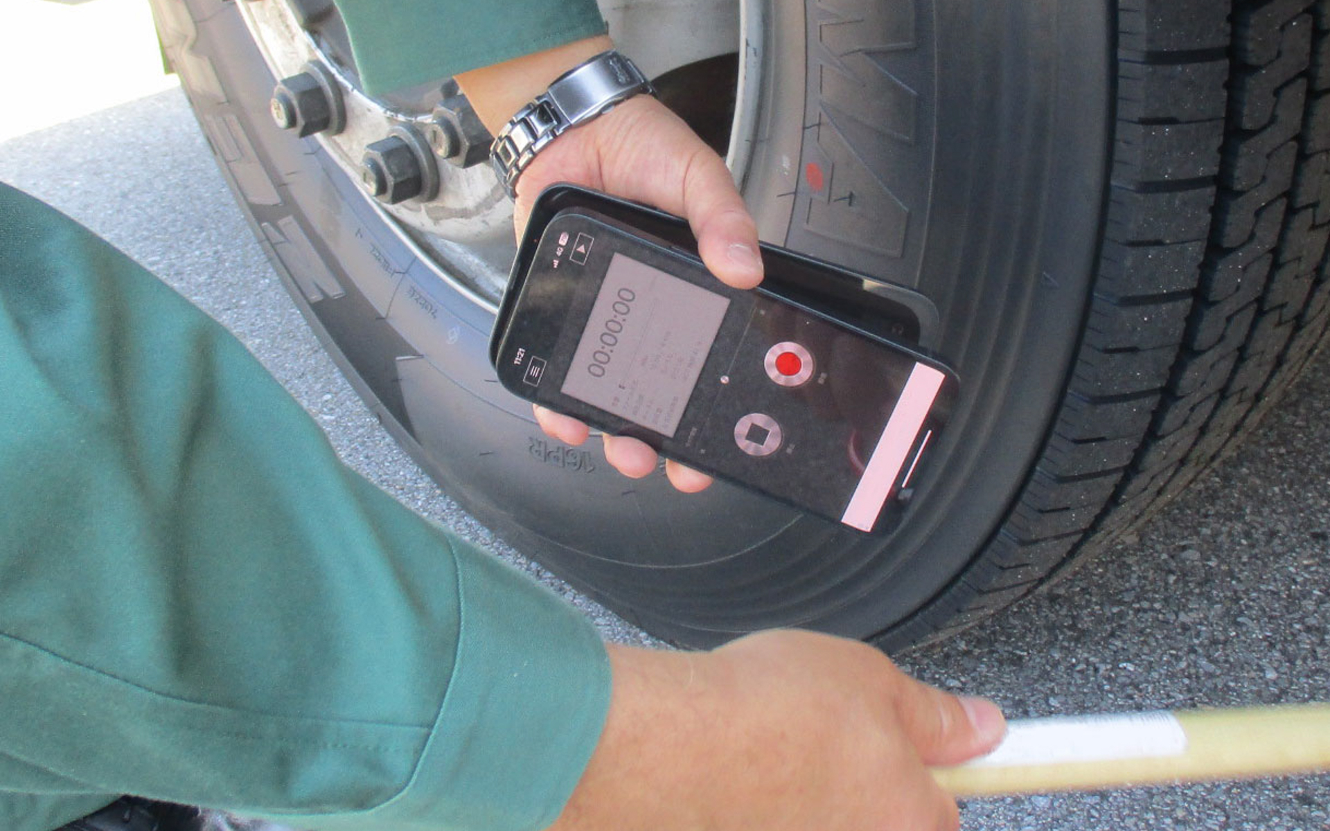 専用アプリを使った空気圧点検の様子