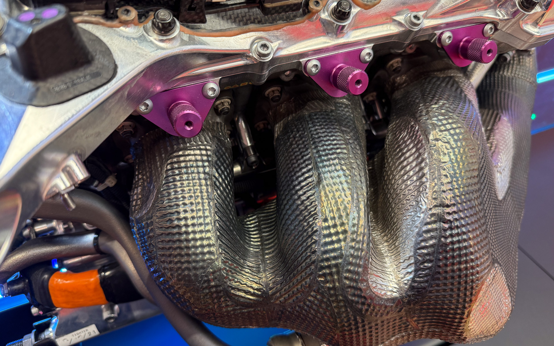 圧縮比は18（レギュレーションで最大が18）、それを実現するコモンレールは排気管の奥に見える。熱対策が大変なのが分かる