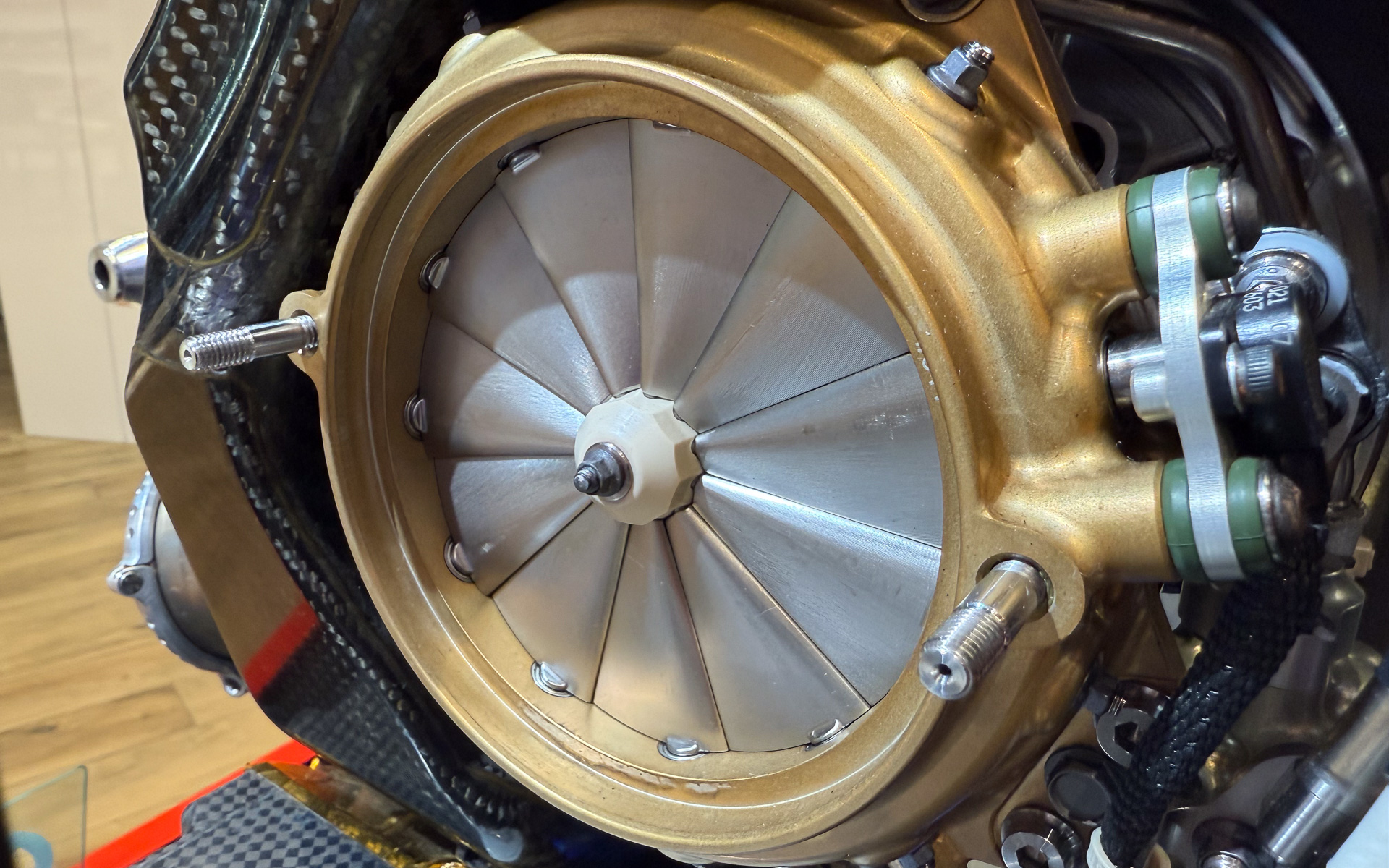 こちらはエアインテーク。インテークベーンとなっている